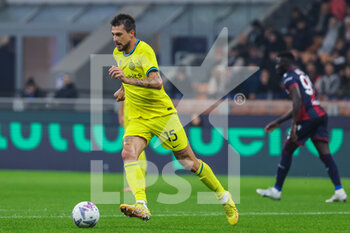 2022-11-09 - Francesco Acerbi of FC Internazionale in action during Serie A 2022/23 football match between FC Internazionale and Bologna FC at Giuseppe Meazza Stadium, Milan, Italy on November 09, 2022 - INTER - FC INTERNAZIONALE VS BOLOGNA FC - ITALIAN SERIE A - SOCCER