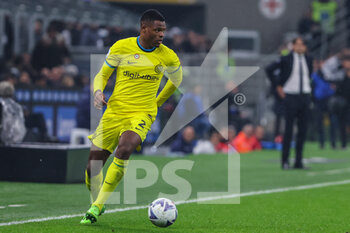 2022-11-09 - Denzel Dumfries of FC Internazionale in action during Serie A 2022/23 football match between FC Internazionale and Bologna FC at Giuseppe Meazza Stadium, Milan, Italy on November 09, 2022 - INTER - FC INTERNAZIONALE VS BOLOGNA FC - ITALIAN SERIE A - SOCCER