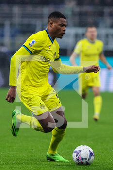 2022-11-09 - Denzel Dumfries of FC Internazionale in action during Serie A 2022/23 football match between FC Internazionale and Bologna FC at Giuseppe Meazza Stadium, Milan, Italy on November 09, 2022 - INTER - FC INTERNAZIONALE VS BOLOGNA FC - ITALIAN SERIE A - SOCCER