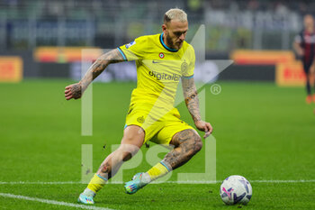 2022-11-09 - Federico Dimarco of FC Internazionale in action during Serie A 2022/23 football match between FC Internazionale and Bologna FC at Giuseppe Meazza Stadium, Milan, Italy on November 09, 2022 - INTER - FC INTERNAZIONALE VS BOLOGNA FC - ITALIAN SERIE A - SOCCER