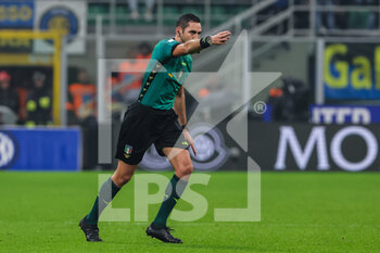 2022-11-09 - Referee Andrea Colombo in action during Serie A 2022/23 football match between FC Internazionale and Bologna FC at Giuseppe Meazza Stadium, Milan, Italy on November 09, 2022 - INTER - FC INTERNAZIONALE VS BOLOGNA FC - ITALIAN SERIE A - SOCCER