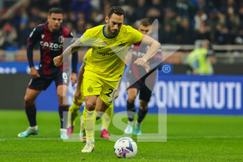 2022-11-09 - Hakan Calhanoglu of FC Internazionale kickis penalty during Serie A 2022/23 football match between FC Internazionale and Bologna FC at Giuseppe Meazza Stadium, Milan, Italy on November 09, 2022 - INTER - FC INTERNAZIONALE VS BOLOGNA FC - ITALIAN SERIE A - SOCCER