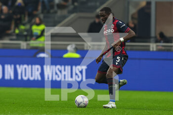 2022-11-09 - Adama Soumaoro of Bologna FC in action during Serie A 2022/23 football match between FC Internazionale and Bologna FC at Giuseppe Meazza Stadium, Milan, Italy on November 09, 2022 - INTER - FC INTERNAZIONALE VS BOLOGNA FC - ITALIAN SERIE A - SOCCER