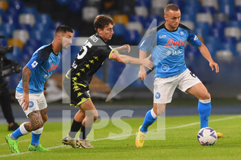 2022-11-08 - Filippo Bandinelli of Empoli Football Club and Stanislav Lobotka of SSC Napoli  competes for the ball with during the Serie A match between SSC Napoli v Empoli Football Club at  Diego Armando Maradona Stadium - SSC NAPOLI VS EMPOLI FC - ITALIAN SERIE A - SOCCER
