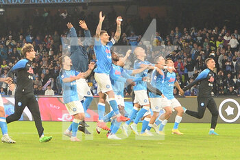 2022-11-08 - Napoli rejoices at the end of the race under the curve during the Serie A match between SSC Napoli v Empoli Football Club at  Diego Armando Maradona Stadium - SSC NAPOLI VS EMPOLI FC - ITALIAN SERIE A - SOCCER