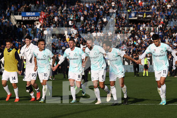 2022-11-13 - FC Internazionale players celebrate after the match - ATALANTA BC VS INTER - FC INTERNAZIONALE - ITALIAN SERIE A - SOCCER