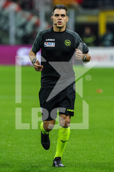 2022-11-13 - Referee Simone Sozza warms up during Serie A 2022/23 football match between AC Milan and ACF Fiorentina at Giuseppe Meazza Stadium, Milan, Italy on November 13, 2022 - AC MILAN VS ACF FIORENTINA - ITALIAN SERIE A - SOCCER