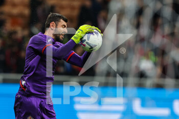 2022-11-13 - Pietro Terracciano of ACF Fiorentina warms up during Serie A 2022/23 football match between AC Milan and ACF Fiorentina at Giuseppe Meazza Stadium, Milan, Italy on November 13, 2022 - AC MILAN VS ACF FIORENTINA - ITALIAN SERIE A - SOCCER