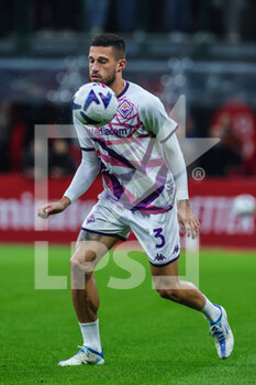 2022-11-13 - Cristiano Biraghi of ACF Fiorentina warms up during Serie A 2022/23 football match between AC Milan and ACF Fiorentina at Giuseppe Meazza Stadium, Milan, Italy on November 13, 2022 - AC MILAN VS ACF FIORENTINA - ITALIAN SERIE A - SOCCER