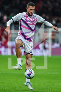 2022-11-13 - Cristiano Biraghi of ACF Fiorentina warms up during Serie A 2022/23 football match between AC Milan and ACF Fiorentina at Giuseppe Meazza Stadium, Milan, Italy on November 13, 2022 - AC MILAN VS ACF FIORENTINA - ITALIAN SERIE A - SOCCER