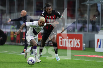 2022-11-13 - Rafael Leao of AC Milan competes for the ball with Dodo of ACF Fiorentina during Serie A 2022/23 football match between AC Milan and ACF Fiorentina at Giuseppe Meazza Stadium, Milan, Italy on November 13, 2022 - AC MILAN VS ACF FIORENTINA - ITALIAN SERIE A - SOCCER