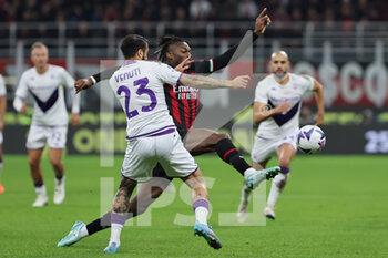 2022-11-13 - Rafael Leao of AC Milan competes for the ball with Lorenzo Venuti of ACF Fiorentina during Serie A 2022/23 football match between AC Milan and ACF Fiorentina at Giuseppe Meazza Stadium, Milan, Italy on November 13, 2022 - AC MILAN VS ACF FIORENTINA - ITALIAN SERIE A - SOCCER