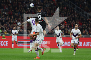 2022-11-13 - Olivier Giroud of AC Milan competes for the ball with Arthur Cabral of ACF Fiorentina during Serie A 2022/23 football match between AC Milan and ACF Fiorentina at Giuseppe Meazza Stadium, Milan, Italy on November 13, 2022 - AC MILAN VS ACF FIORENTINA - ITALIAN SERIE A - SOCCER