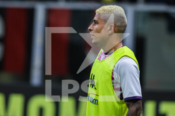 2022-11-13 - Dodo of ACF Fiorentina warms up during Serie A 2022/23 football match between AC Milan and ACF Fiorentina at Giuseppe Meazza Stadium, Milan, Italy on November 13, 2022 - AC MILAN VS ACF FIORENTINA - ITALIAN SERIE A - SOCCER