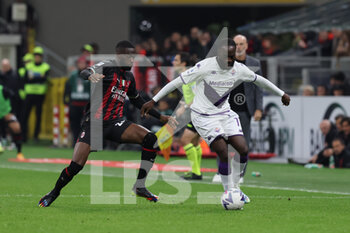 2022-11-13 - Jonathan Ikone of ACF Fiorentina competes for the ball with Fikayo Tomori of AC Milan during Serie A 2022/23 football match between AC Milan and ACF Fiorentina at Giuseppe Meazza Stadium, Milan, Italy on November 13, 2022 - AC MILAN VS ACF FIORENTINA - ITALIAN SERIE A - SOCCER