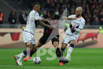 2022-11-13 - Olivier Giroud of AC Milan competes for the ball with Igor of ACF Fiorentina and Riccardo Saponara of ACF Fiorentina during Serie A 2022/23 football match between AC Milan and ACF Fiorentina at Giuseppe Meazza Stadium, Milan, Italy on November 13, 2022 - AC MILAN VS ACF FIORENTINA - ITALIAN SERIE A - SOCCER