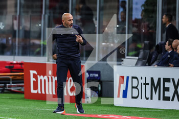 2022-11-13 - Vincenzo Italiano Head Coach of ACF Fiorentina gestures during Serie A 2022/23 football match between AC Milan and ACF Fiorentina at Giuseppe Meazza Stadium, Milan, Italy on November 13, 2022 - AC MILAN VS ACF FIORENTINA - ITALIAN SERIE A - SOCCER