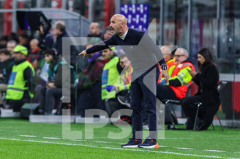 2022-11-13 - Vincenzo Italiano Head Coach of ACF Fiorentina shouts to his players during Serie A 2022/23 football match between AC Milan and ACF Fiorentina at Giuseppe Meazza Stadium, Milan, Italy on November 13, 2022 - AC MILAN VS ACF FIORENTINA - ITALIAN SERIE A - SOCCER