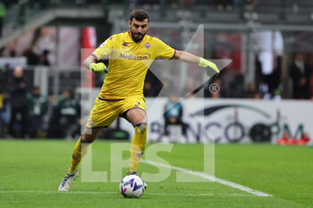 2022-11-13 - Pietro Terracciano of ACF Fiorentina in action during Serie A 2022/23 football match between AC Milan and ACF Fiorentina at Giuseppe Meazza Stadium, Milan, Italy on November 13, 2022 - AC MILAN VS ACF FIORENTINA - ITALIAN SERIE A - SOCCER