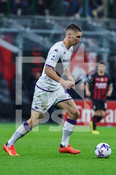 2022-11-13 - Nikola Milenkovic of ACF Fiorentina in action during Serie A 2022/23 football match between AC Milan and ACF Fiorentina at Giuseppe Meazza Stadium, Milan, Italy on November 13, 2022 - AC MILAN VS ACF FIORENTINA - ITALIAN SERIE A - SOCCER