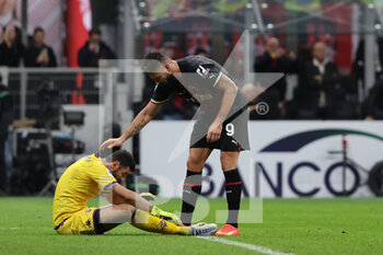 2022-11-13 - Olivier Giroud of AC Milan fair play with Pietro Terracciano of ACF Fiorentina during Serie A 2022/23 football match between AC Milan and ACF Fiorentina at Giuseppe Meazza Stadium, Milan, Italy on November 13, 2022 - AC MILAN VS ACF FIORENTINA - ITALIAN SERIE A - SOCCER