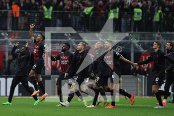 2022-11-13 - AC Milan players celebrate the victory at the end of the match during Serie A 2022/23 football match between AC Milan and ACF Fiorentina at Giuseppe Meazza Stadium, Milan, Italy on November 13, 2022 - AC MILAN VS ACF FIORENTINA - ITALIAN SERIE A - SOCCER