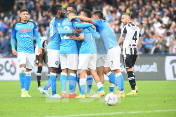 2022-11-12 - Piotr Zielinski of SSC Napoli  celebrate with teammates  during the Serie A match between SSC Napoli  v Udinese Calcio at Diego Armando Maradona Stadium  - SSC NAPOLI VS UDINESE CALCIO - ITALIAN SERIE A - SOCCER