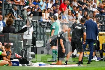2022-08-20 - The referee of the match Gianluca Aureliano watching VAR - UDINESE CALCIO VS US SALERNITANA - ITALIAN SERIE A - SOCCER