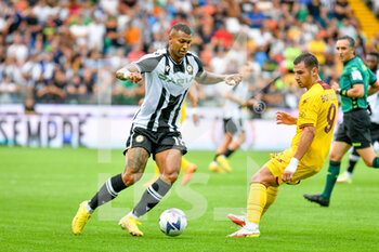 2022-08-20 - Udinese's Walace Souza Silva in action against Salernitana's Federico Bonazzoli - UDINESE CALCIO VS US SALERNITANA - ITALIAN SERIE A - SOCCER