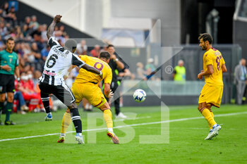 2022-08-20 - Foul of Salernitana's Federico Bonazzoli on Udinese's Jean-Victor Makengo - UDINESE CALCIO VS US SALERNITANA - ITALIAN SERIE A - SOCCER