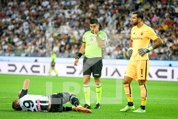 2022-09-04 - Udinese's Jaka Bijol injury with the referee of the match Fabio Maresca and Roma's Rui Pedro dos Santos Patricio - UDINESE CALCIO VS AS ROMA - ITALIAN SERIE A - SOCCER