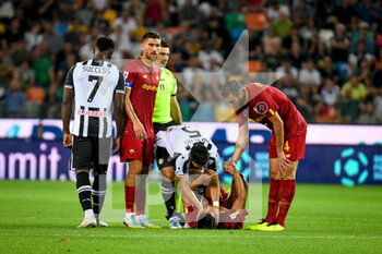 2022-09-04 - Udinese's Tolgay Arslan and Roma's Bryan Cristante help Roma's Paulo Dybala to stand up - UDINESE CALCIO VS AS ROMA - ITALIAN SERIE A - SOCCER