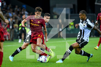 2022-09-04 - Roma's Paulo Dybala in action against Udinese's Nehuen Perez and Udinese's Walace Souza Silva - UDINESE CALCIO VS AS ROMA - ITALIAN SERIE A - SOCCER