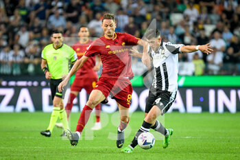 2022-09-04 - Roma's Nemanja Matic hindered by Udinese's Lazar Samardzic - UDINESE CALCIO VS AS ROMA - ITALIAN SERIE A - SOCCER