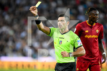 2022-09-04 - The referee of the match Fabio Maresca shows yellow card to Udinese's Destiny Iyenoma Udogie - UDINESE CALCIO VS AS ROMA - ITALIAN SERIE A - SOCCER