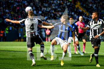 2022-09-18 - Header of Udinese's Sandi Lovric hindered by Inter's Nicolò Barella - UDINESE CALCIO VS INTER - FC INTERNAZIONALE - ITALIAN SERIE A - SOCCER