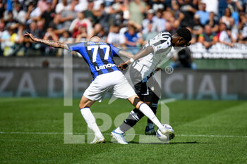 2022-09-18 - Udinese's Jean-Victor Makengo hindered by Inter's Marcelo Brozovic - UDINESE CALCIO VS INTER - FC INTERNAZIONALE - ITALIAN SERIE A - SOCCER