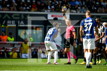 2022-09-18 - The referee of the match Paolo Valeri shows yellow card to Inter's Matteo Darmian for the foul on Udinese's Rodrigo Nascimento Becao - UDINESE CALCIO VS INTER - FC INTERNAZIONALE - ITALIAN SERIE A - SOCCER