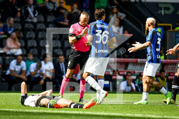 18/09/2022 - The referee of the match Paolo Valeri shows yellow card to Inter's Matteo Darmian for the foul on Udinese's Rodrigo Nascimento Becao - UDINESE CALCIO VS INTER - FC INTERNAZIONALE - SERIE A - CALCIO