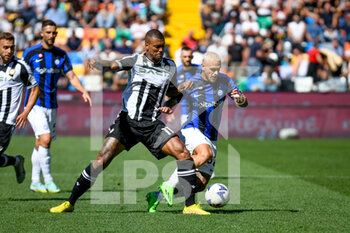 2022-09-18 - Udinese's Walace Souza Silva in action against Inter's Federico Dimarco - UDINESE CALCIO VS INTER - FC INTERNAZIONALE - ITALIAN SERIE A - SOCCER