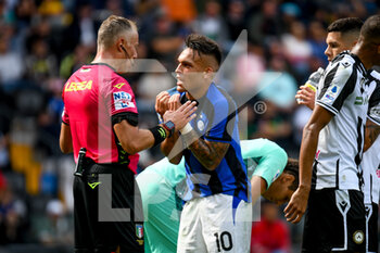 2022-09-18 - Inter's Lautaro Martinez reacts with the referee of the match Paolo Valeri - UDINESE CALCIO VS INTER - FC INTERNAZIONALE - ITALIAN SERIE A - SOCCER