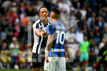 2022-09-18 - Udinese's Enzo Ebosse greets Inter's Lautaro Martinez celebrating after winning the match - UDINESE CALCIO VS INTER - FC INTERNAZIONALE - ITALIAN SERIE A - SOCCER