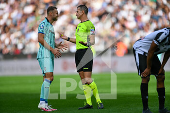 2022-10-09 - Atalanta's Teun Koopmeiners protests with The Referee of the match Daniele Doveri  of the Rome Section - UDINESE CALCIO VS ATALANTA BC - ITALIAN SERIE A - SOCCER