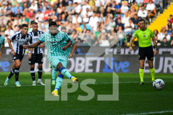 2022-10-09 - Atalanta's Luis Muriel shoots a penalty kick - UDINESE CALCIO VS ATALANTA BC - ITALIAN SERIE A - SOCCER