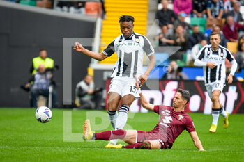 2022-10-23 - Udinese's Destiny Iyenoma Udogie in action against Torino's Sasa Lukic - UDINESE CALCIO VS TORINO FC - ITALIAN SERIE A - SOCCER