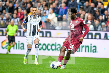 2022-10-23 - Torino's Ola Aina hindered by Udinese's Roberto Maximiliano Pereyra - UDINESE CALCIO VS TORINO FC - ITALIAN SERIE A - SOCCER