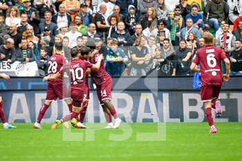 2022-10-23 - Torino's Ola Aina celebrates after scoring a goal with teammates - UDINESE CALCIO VS TORINO FC - ITALIAN SERIE A - SOCCER
