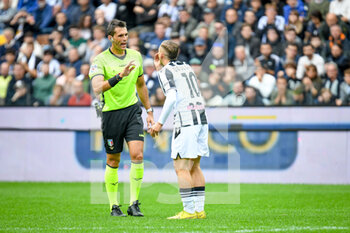 2022-10-23 - Udinese's Gerard Deulofeu protests with the referee of the match Matteo Marchetti - UDINESE CALCIO VS TORINO FC - ITALIAN SERIE A - SOCCER