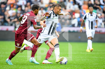 2022-10-23 - Udinese's Roberto Maximiliano Pereyra in action against Torino's Valentino Lazaro - UDINESE CALCIO VS TORINO FC - ITALIAN SERIE A - SOCCER