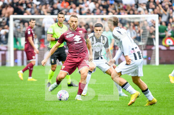 2022-10-23 - Torino's Nikola Vlasic hindered by Udinese's Nehuen Perez - UDINESE CALCIO VS TORINO FC - ITALIAN SERIE A - SOCCER